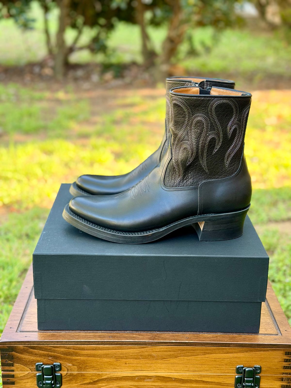 Photo by itsyaboisqueak on March 30, 2026 of the Rolling Dub Trio Loro Sidezip in Black Box Calf.