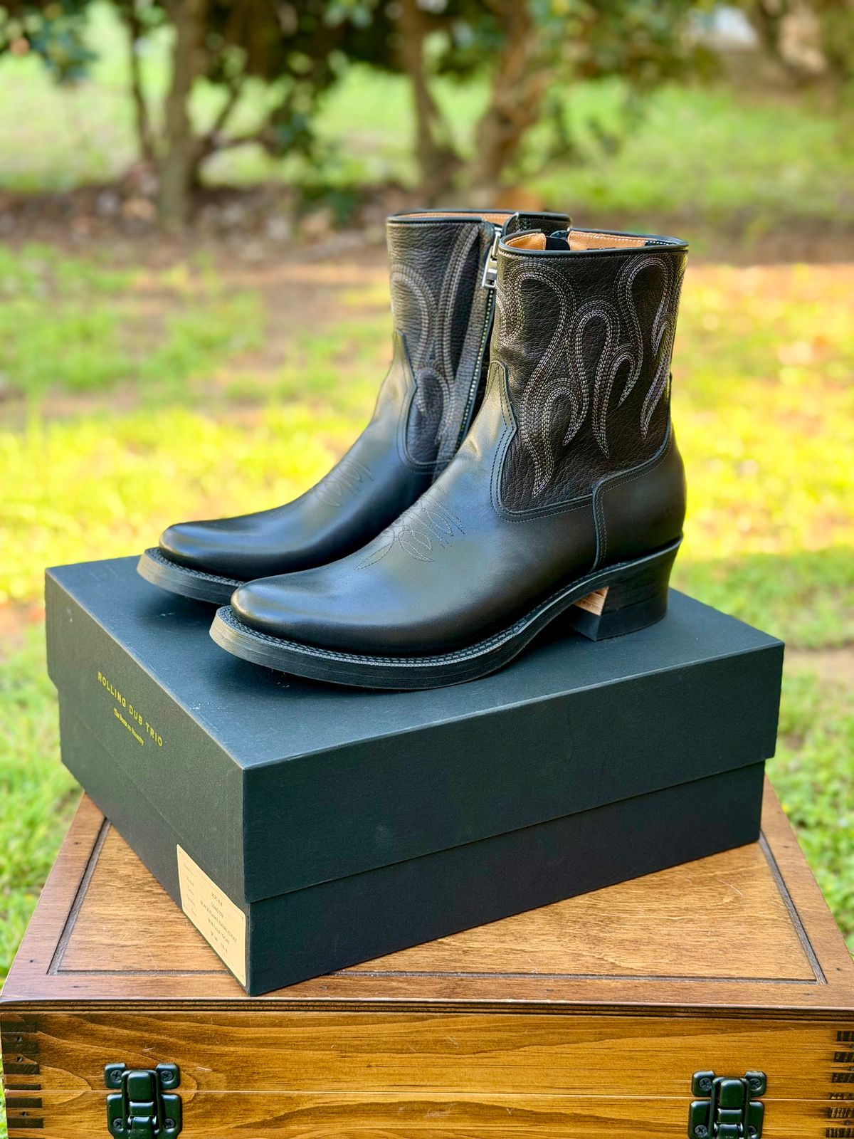 Photo by itsyaboisqueak on March 30, 2026 of the Rolling Dub Trio Loro Sidezip in Black Box Calf.