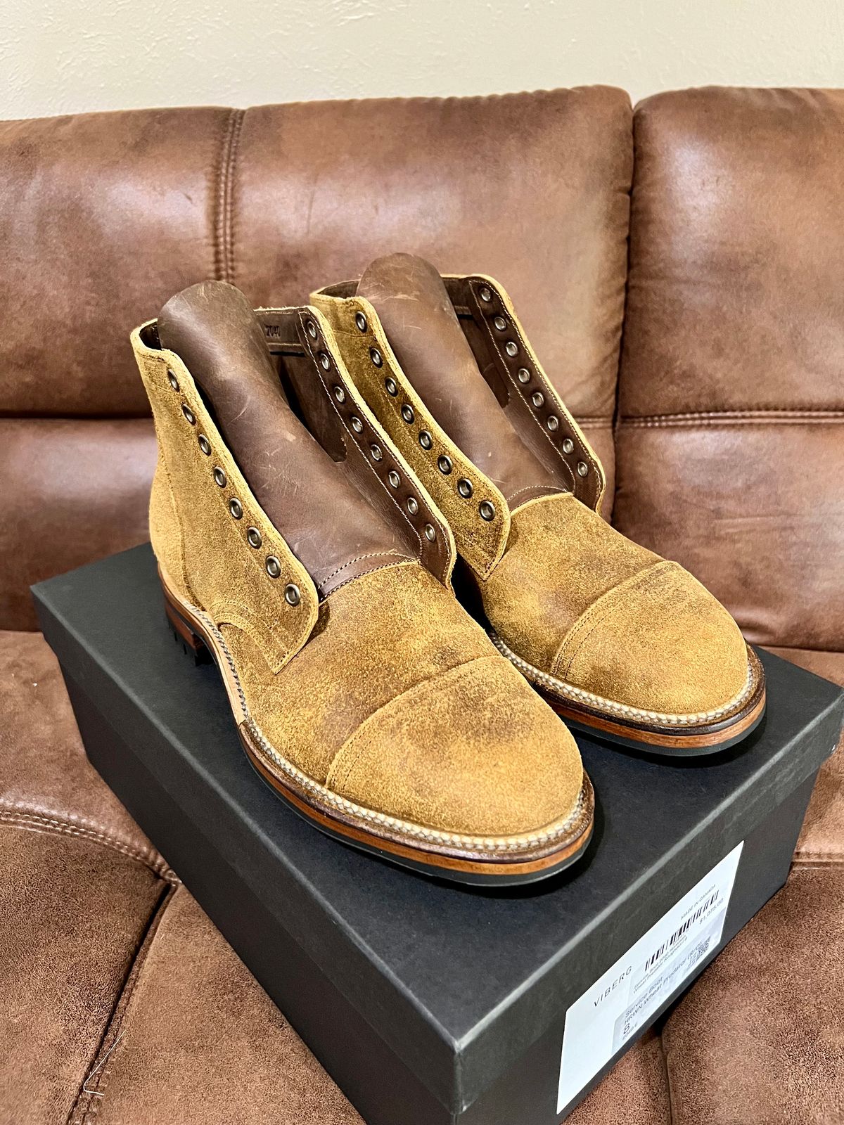 Photo by itsyaboisqueak on November 12, 2023 of the Viberg Service Boot in Horween Wheat Predator Roughout.