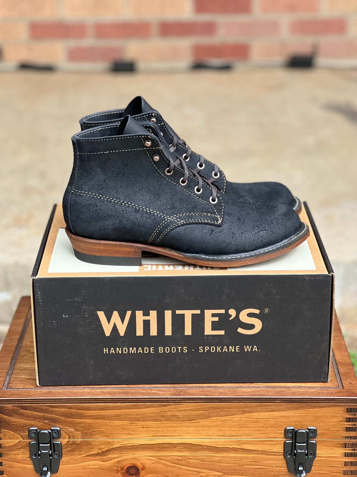Photo by itsyaboisqueak on August 12, 2025 of the White's Semi-Dress in Seidel Black Oil Tan Roughout.