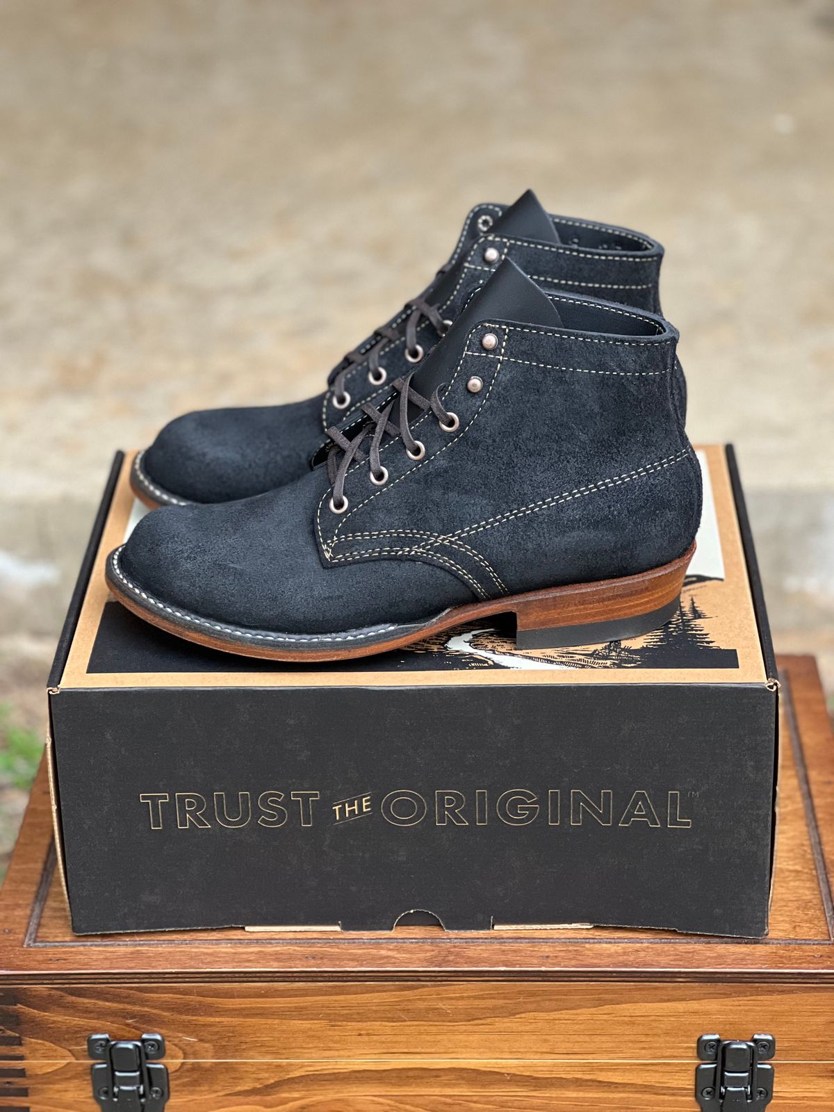 Photo by itsyaboisqueak on August 12, 2025 of the White's Semi-Dress in Seidel Black Oil Tan Roughout.