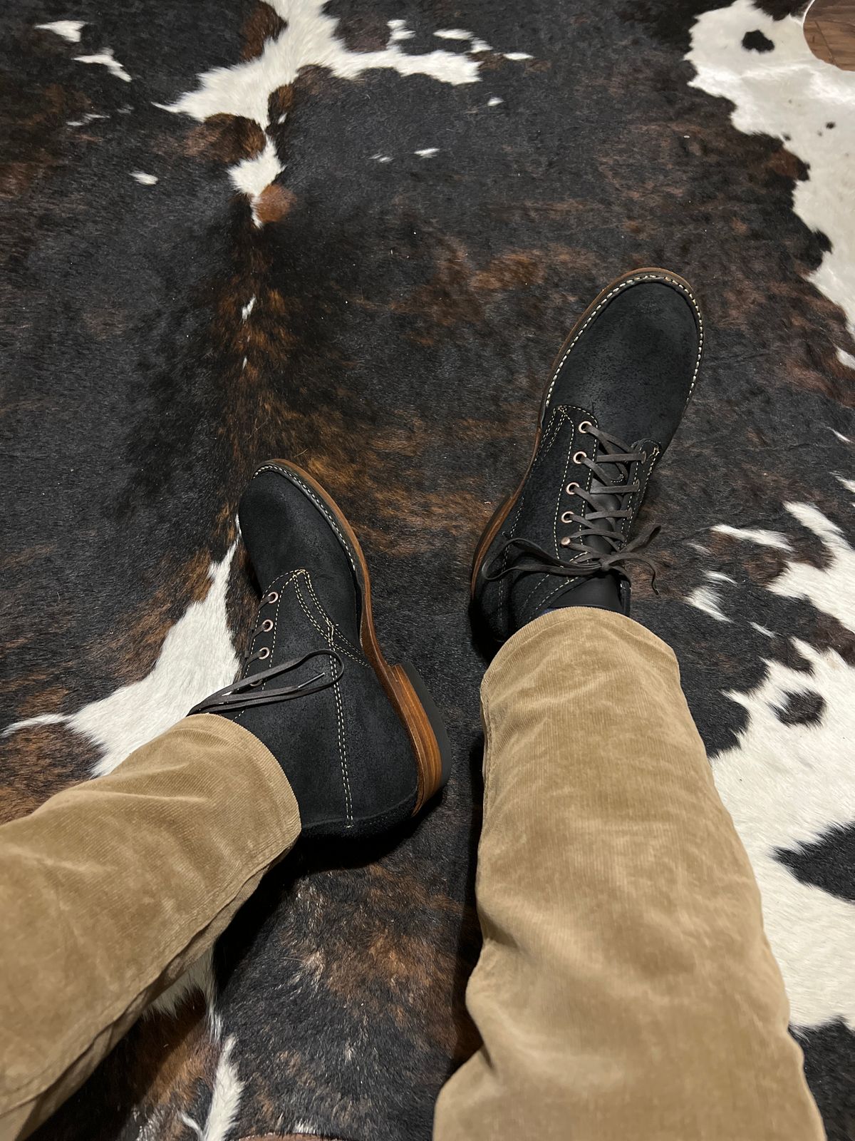 Photo by itsyaboisqueak on August 12, 2025 of the White's Semi-Dress in Seidel Black Oil Tan Roughout.