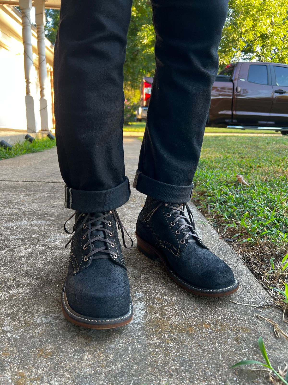 Photo by itsyaboisqueak on August 14, 2025 of the White's Semi-Dress in Seidel Black Oil Tan Roughout.