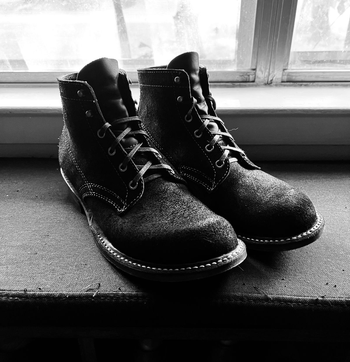 Photo by itsyaboisqueak on September 11, 2025 of the White's Semi-Dress in Seidel Black Oil Tan Roughout.