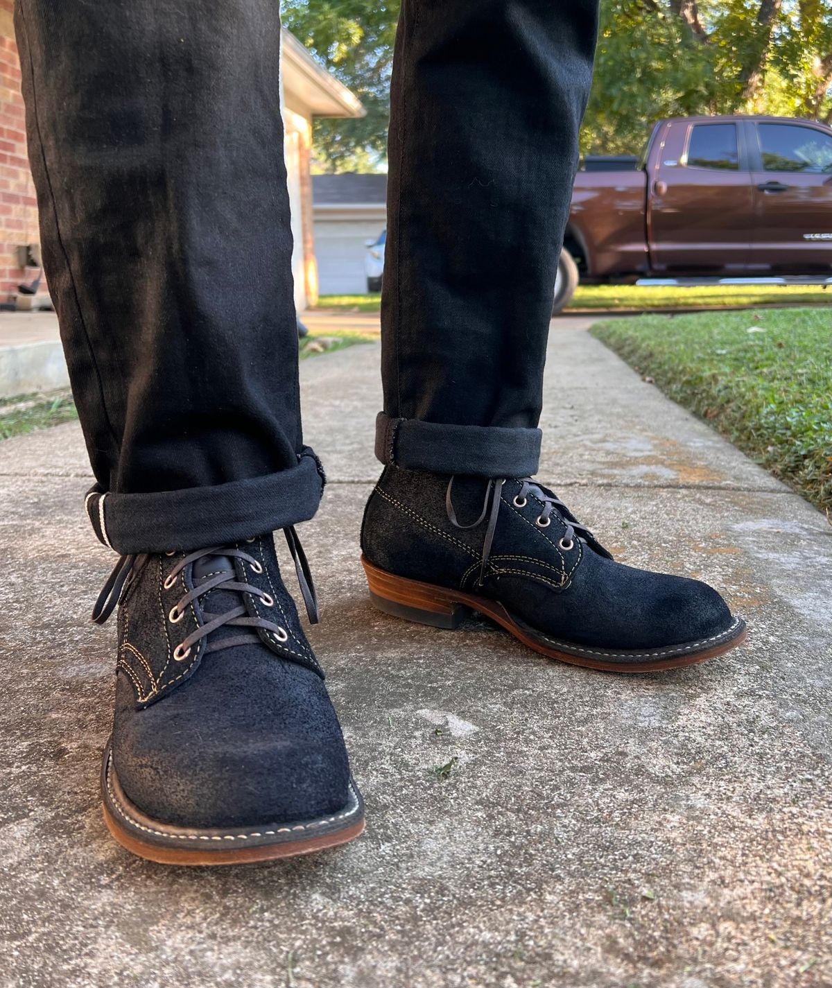 Photo by itsyaboisqueak on September 11, 2025 of the White's Semi-Dress in Seidel Black Oil Tan Roughout.