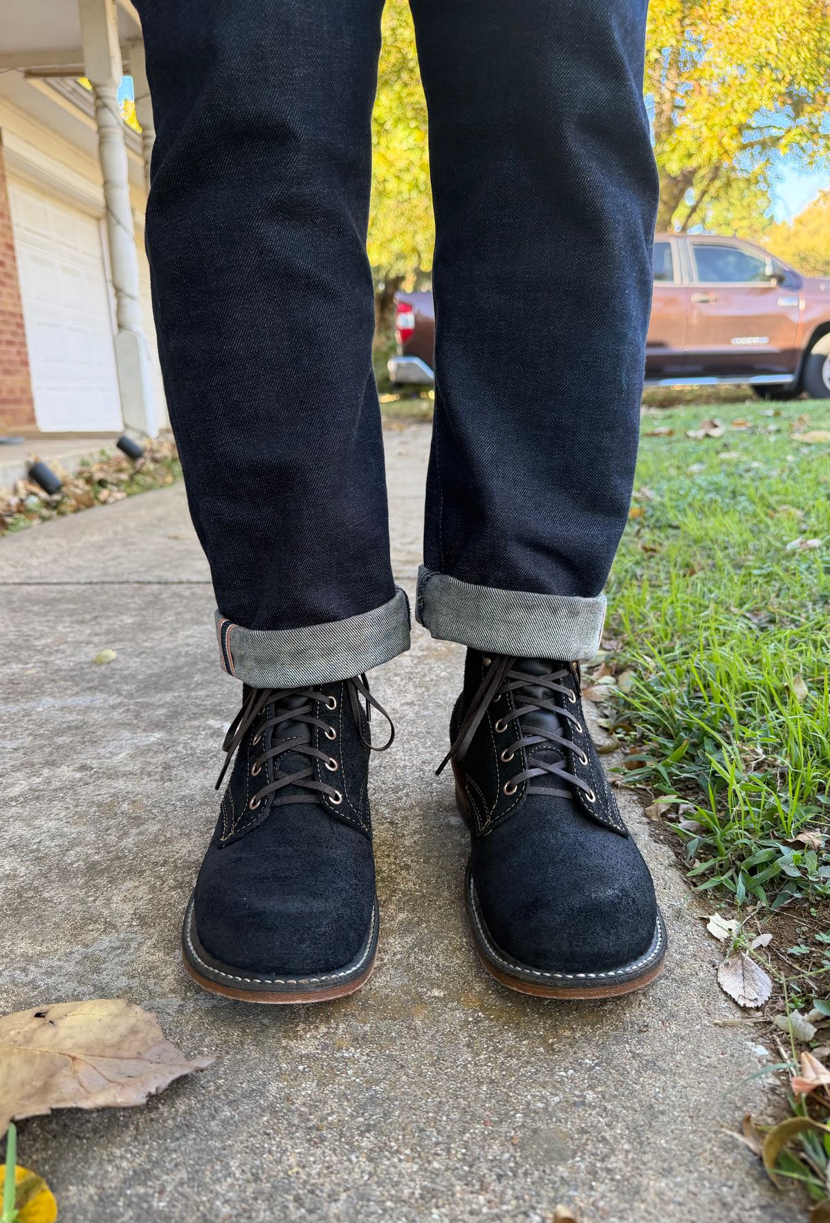 Photo by itsyaboisqueak on November 9, 2025 of the White's Semi-Dress in Seidel Black Oil Tan Roughout.