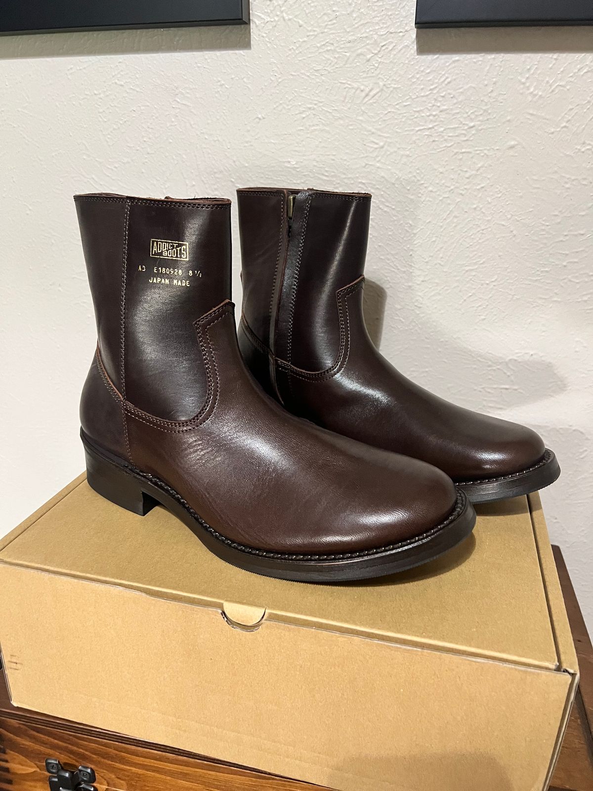 Photo by itsyaboisqueak on September 5, 2024 of the Addict Boots AB-05 Zip Western Boots in Brown Horsehide.