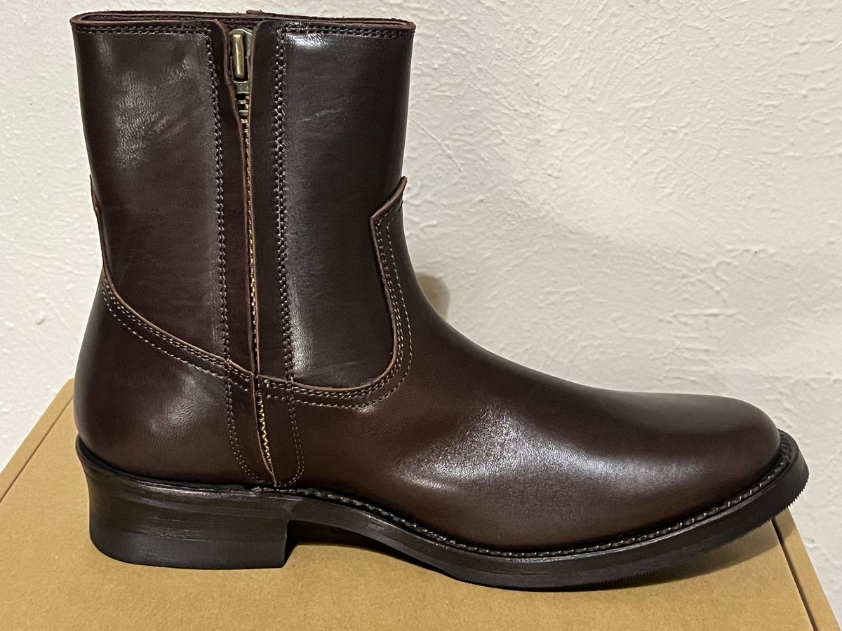 Photo by itsyaboisqueak on September 5, 2024 of the Addict Boots AB-05 Zip Western Boots in Brown Horsehide.