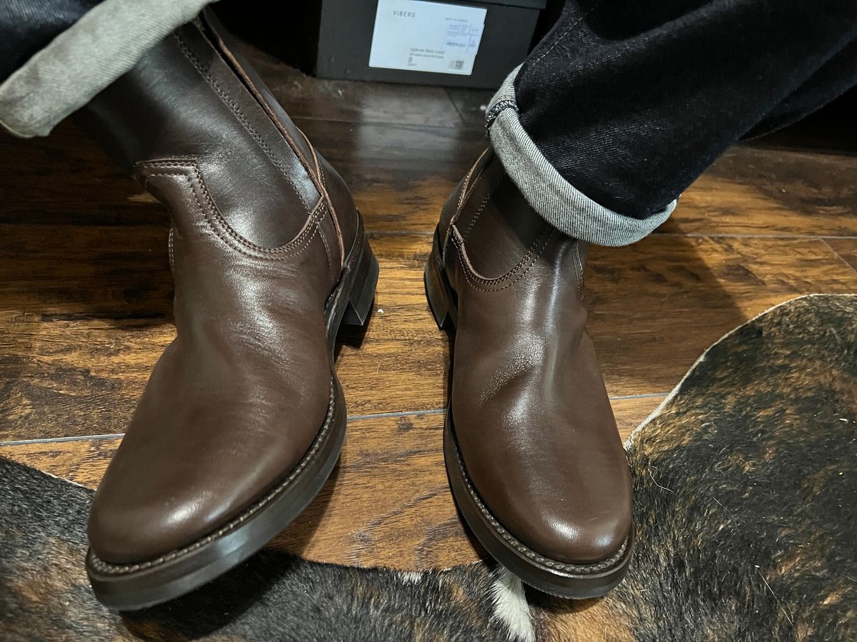 Photo by itsyaboisqueak on September 6, 2024 of the Addict Boots AB-05 Zip Western Boots in Brown Horsehide.