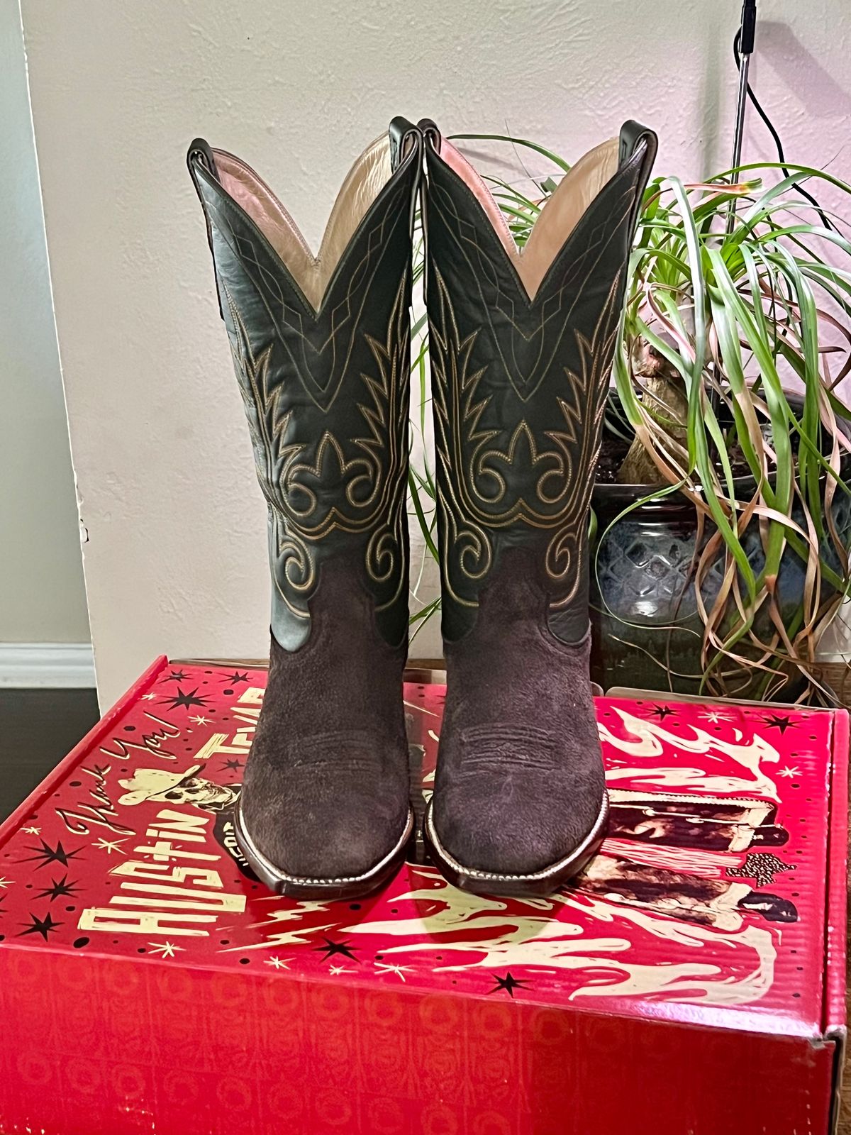 Photo by itsyaboisqueak on July 4, 2024 of the Heritage Boot Co The Real McKay in Chocolate Roughout & Forest Green Calf.