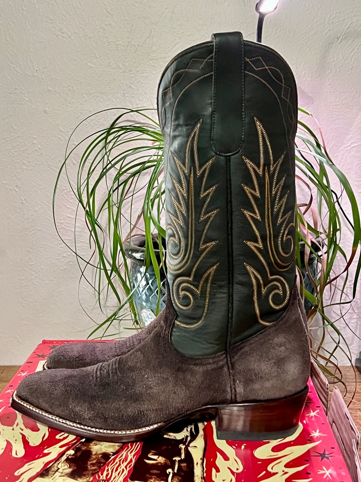 Photo by itsyaboisqueak on July 4, 2024 of the Heritage Boot Co The Real McKay in Chocolate Roughout & Forest Green Calf.