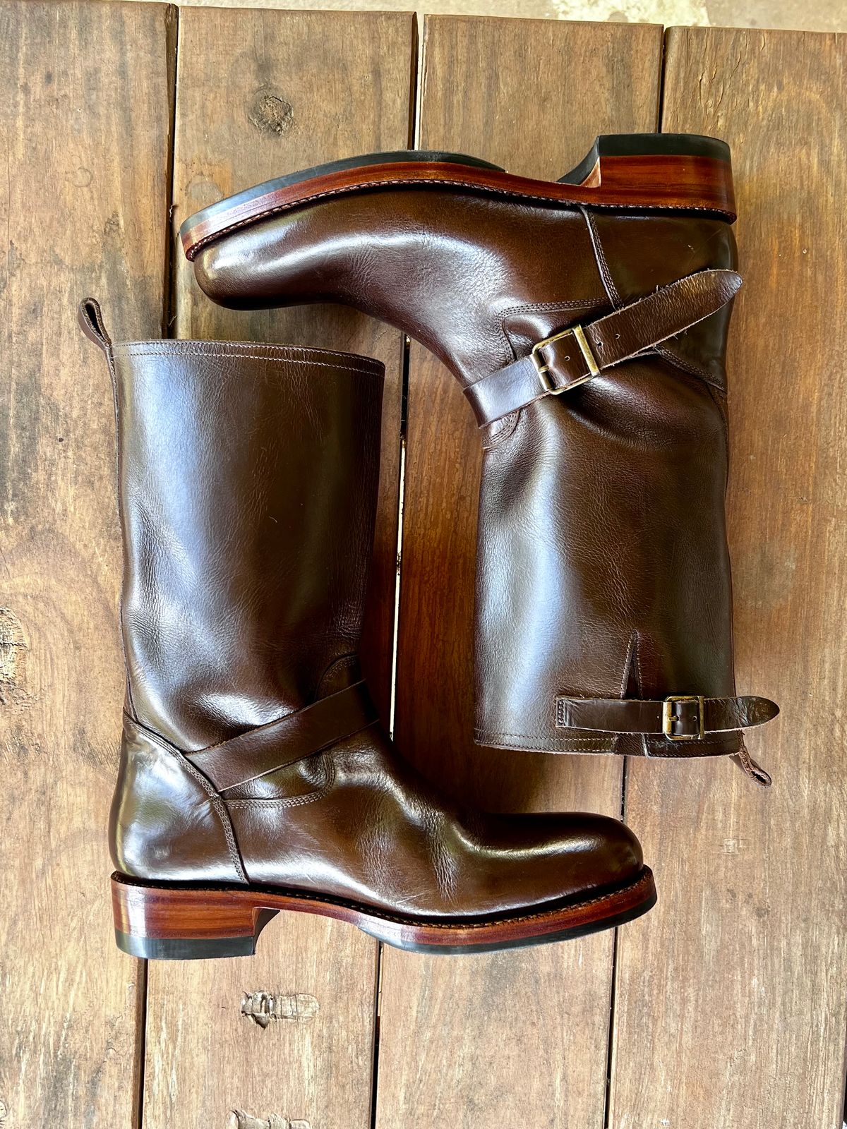 Photo by itsyaboisqueak on October 1, 2023 of the Blkbrd Shoemaker Engineer (prototype) in Horween Olive Chromexcel.