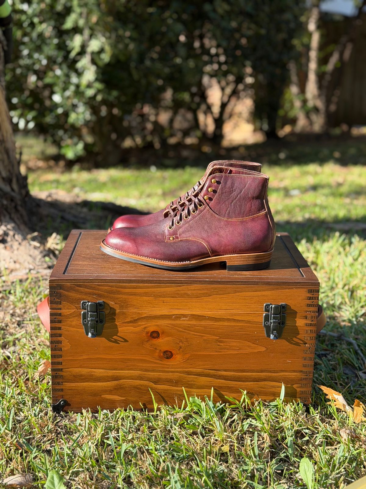 Photo by itsyaboisqueak on November 2, 2025 of the Iron Boots x Østmo Type 1 in Maryam Hand-Dyed Burgundy Washed Horsehide.
