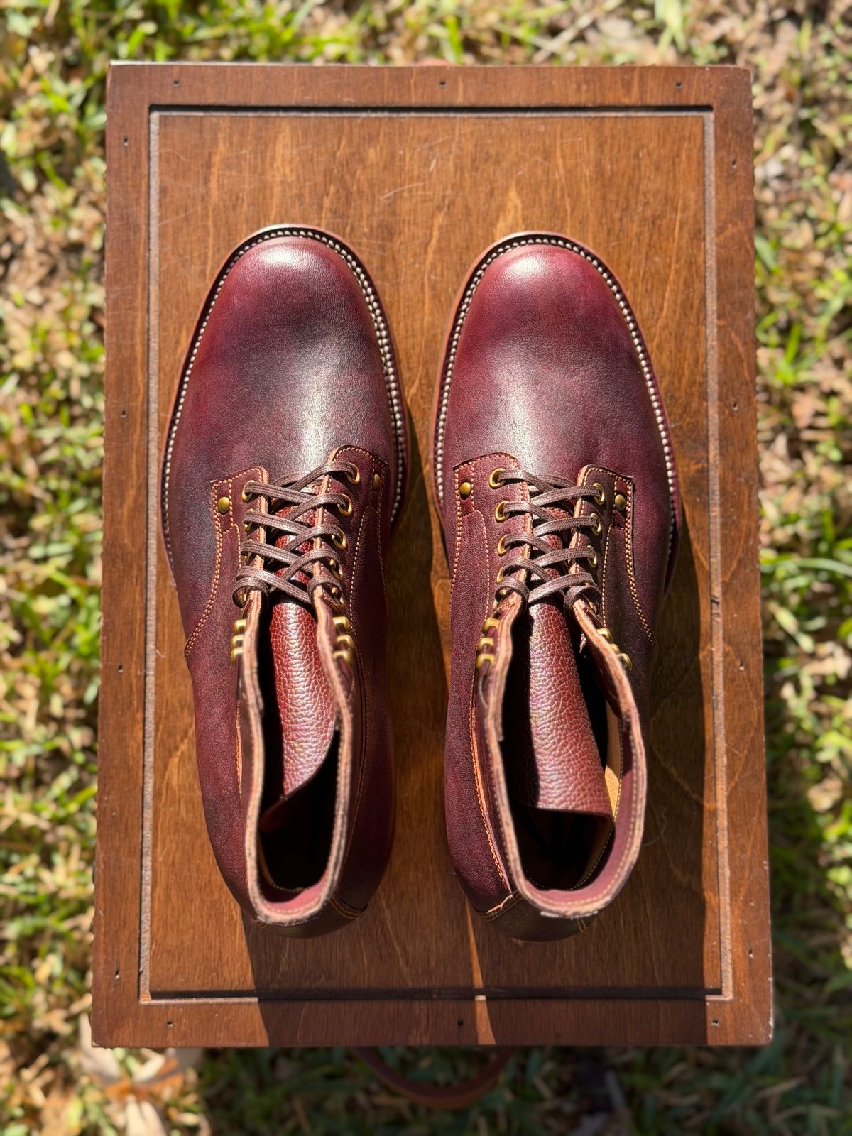 Photo by itsyaboisqueak on November 2, 2025 of the Iron Boots x Østmo Type 1 in Maryam Hand-Dyed Burgundy Washed Horsehide.