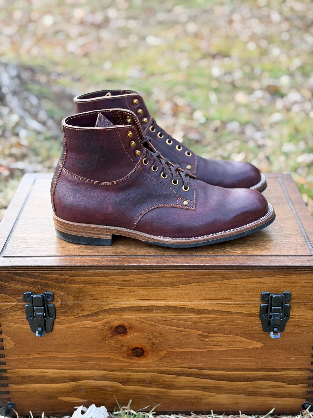 Photo by itsyaboisqueak on February 3, 2026 of the Iron Boots x Østmo Type 1 in Maryam Hand-Dyed Burgundy Washed Horsehide.
