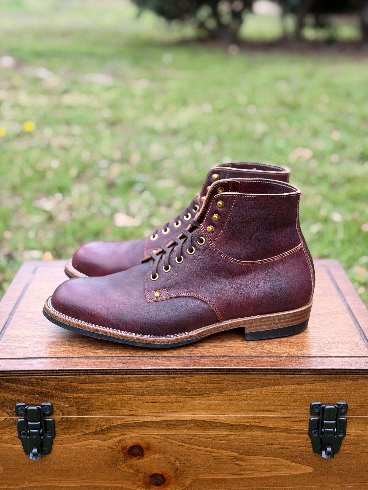 Photo by itsyaboisqueak on March 1, 2026 of the Iron Boots x Østmo Type 1 in Maryam Hand-Dyed Burgundy Washed Horsehide.