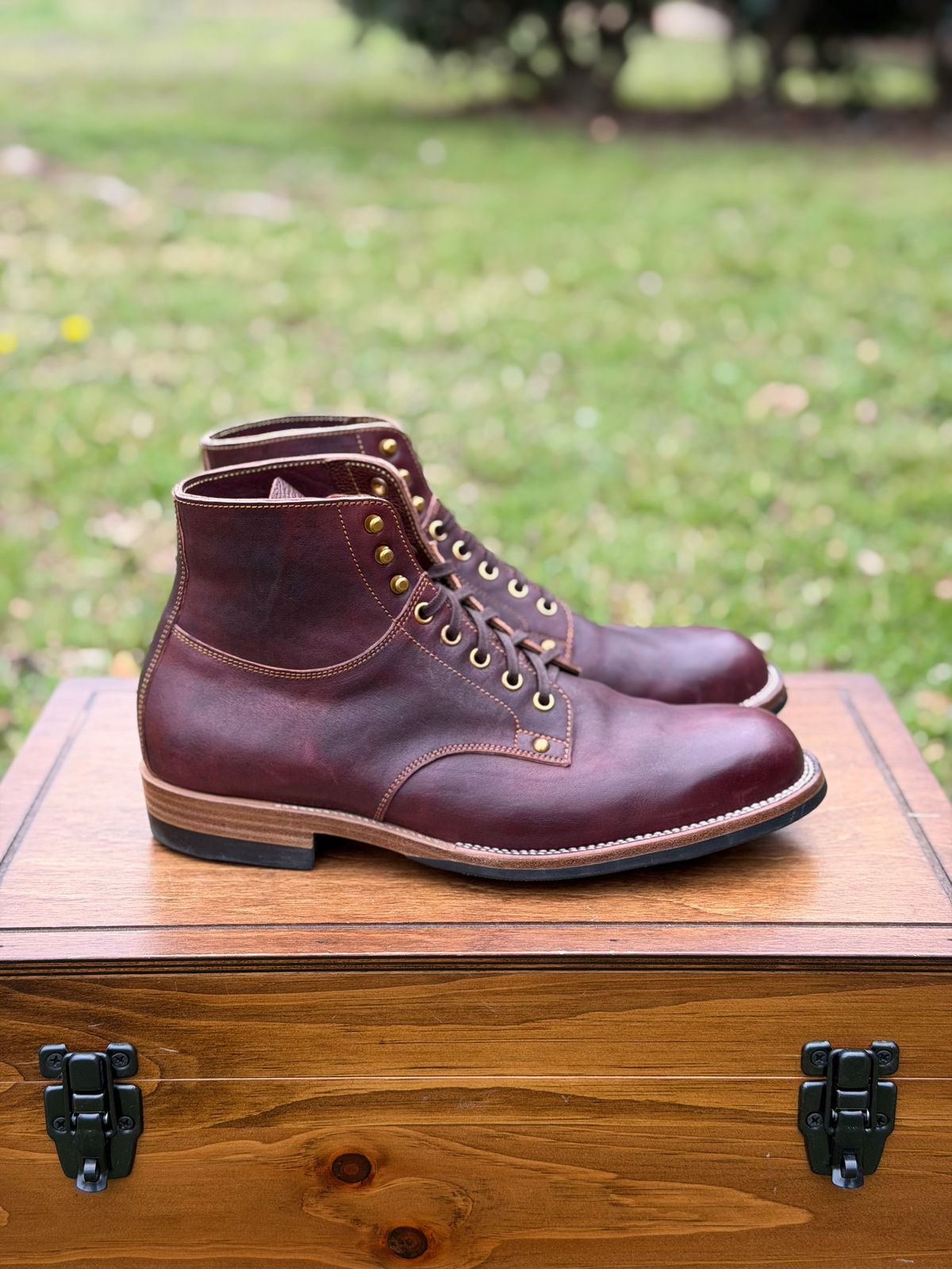 Photo by itsyaboisqueak on March 1, 2026 of the Iron Boots x Østmo Type 1 in Maryam Hand-Dyed Burgundy Washed Horsehide.