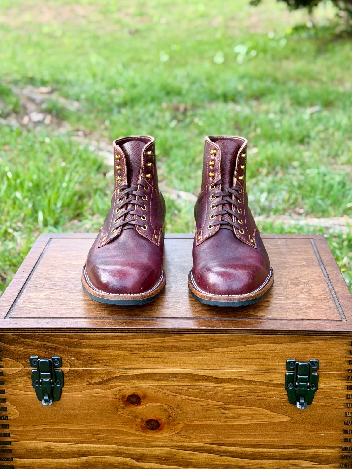 Photo by itsyaboisqueak on April 1, 2026 of the Iron Boots x Østmo Type 1 in Maryam Hand-Dyed Burgundy Washed Horsehide.