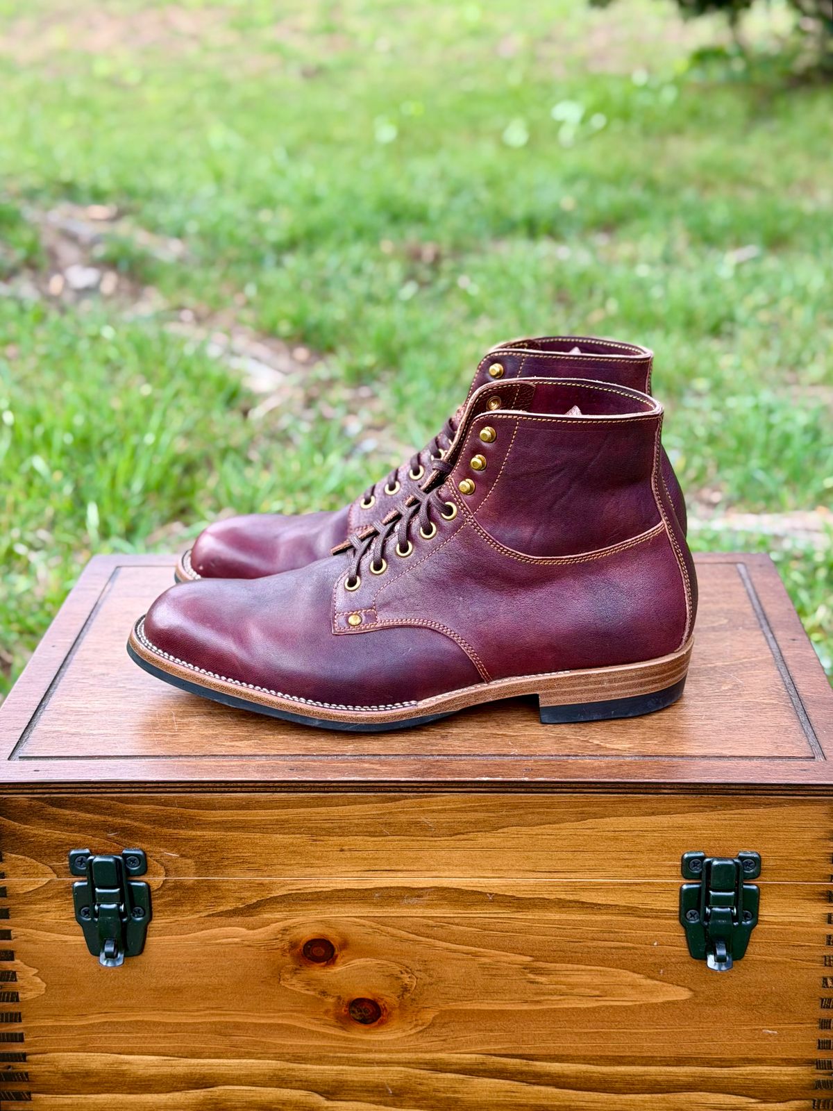Photo by itsyaboisqueak on April 1, 2026 of the Iron Boots x Østmo Type 1 in Maryam Hand-Dyed Burgundy Washed Horsehide.