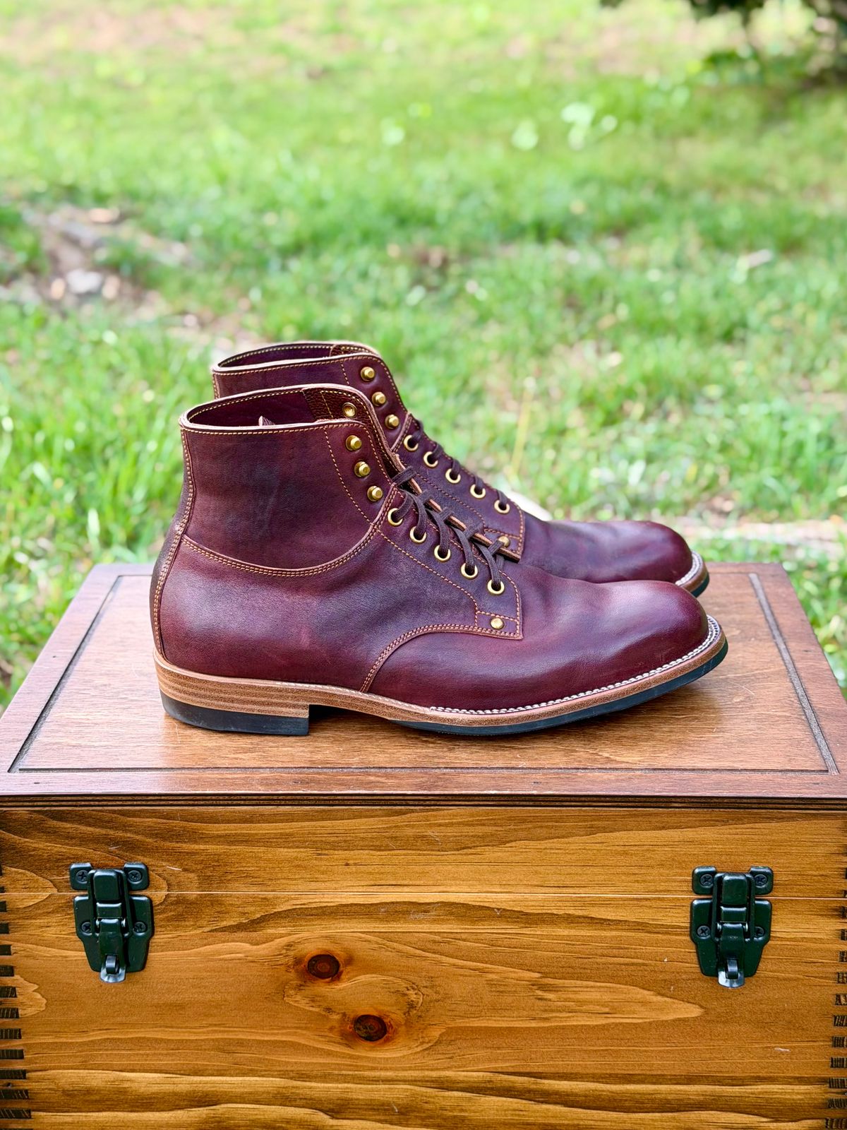 Photo by itsyaboisqueak on April 1, 2026 of the Iron Boots x Østmo Type 1 in Maryam Hand-Dyed Burgundy Washed Horsehide.