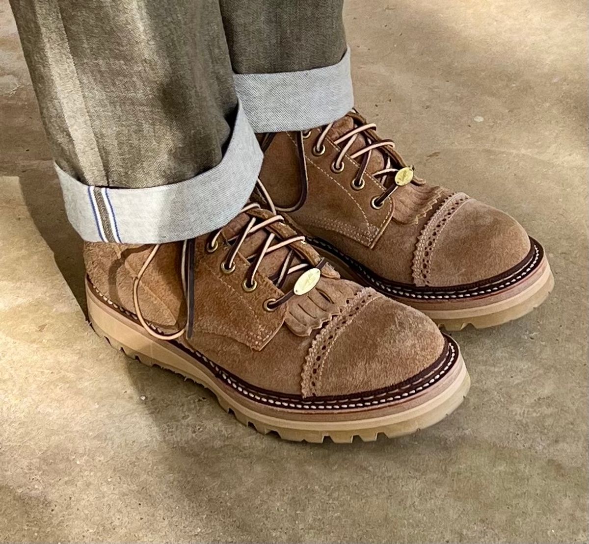 Photo by itsyaboisqueak on December 2, 2023 of the Rolling Dub Trio Forrester II in Nakamura Sennosuke Shoten Dark Beige Suede.