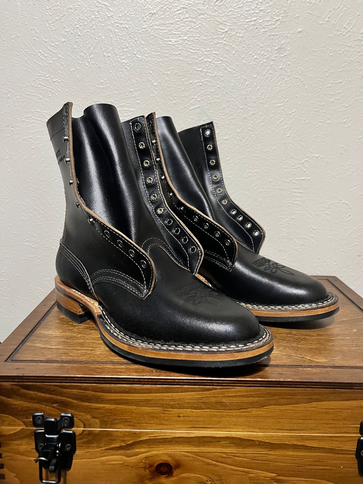 Photo by itsyaboisqueak on February 28, 2025 of the White's 375 in Horween Black Waxed Flesh.