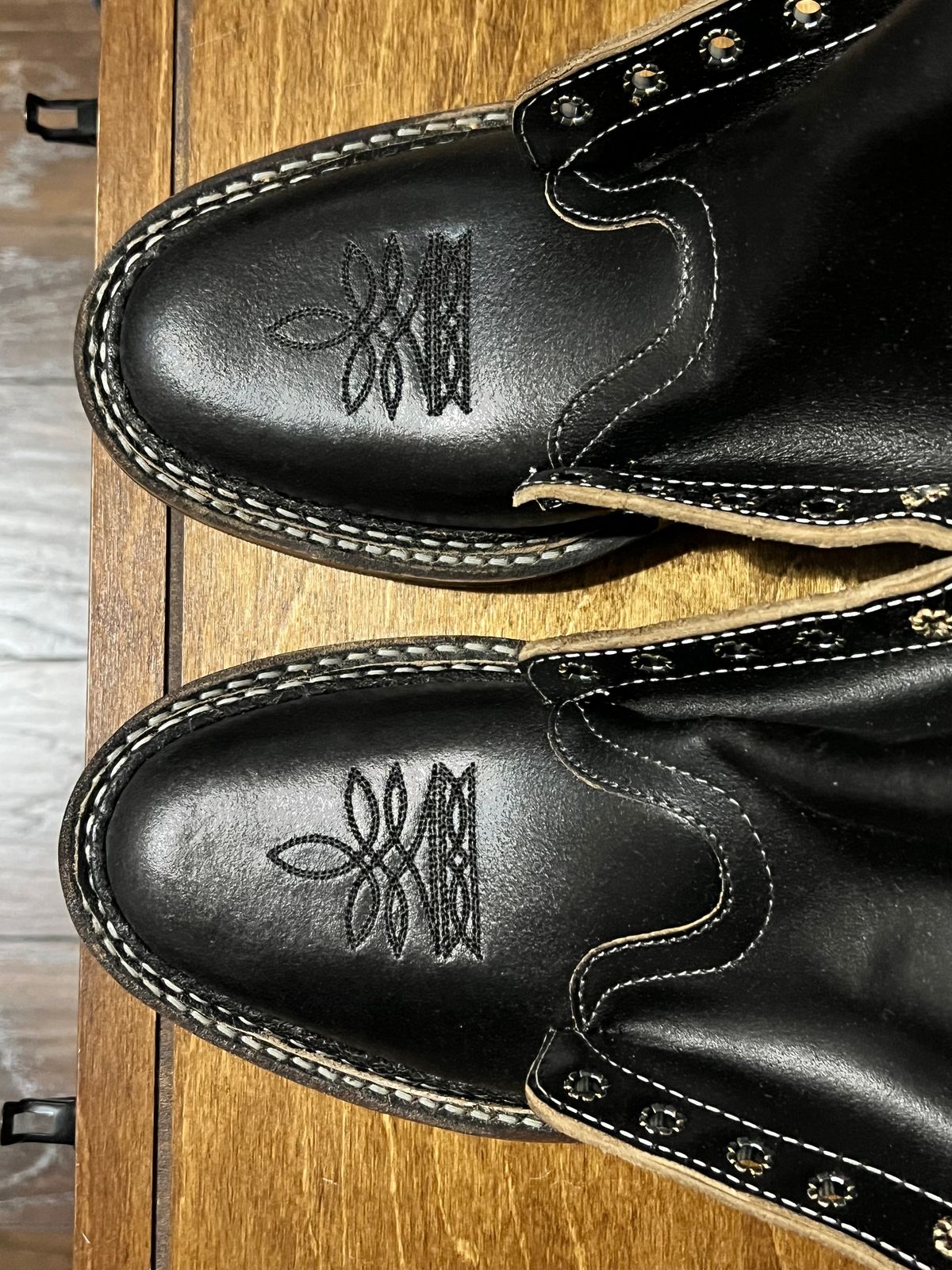 Photo by itsyaboisqueak on February 28, 2025 of the White's 375 in Horween Black Waxed Flesh.