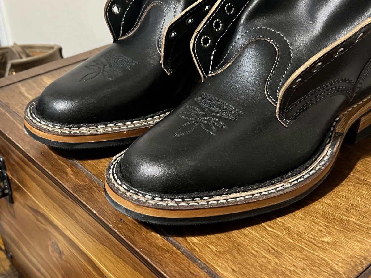 Photo by itsyaboisqueak on February 28, 2025 of the White's 375 in Horween Black Waxed Flesh.