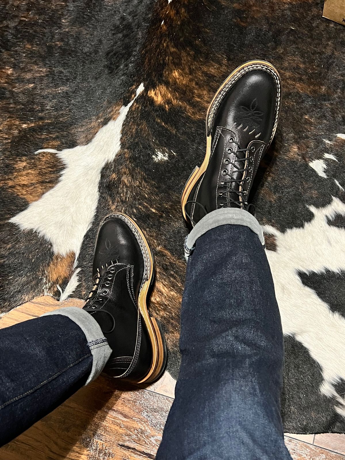 Photo by itsyaboisqueak on February 28, 2025 of the White's 375 in Horween Black Waxed Flesh.