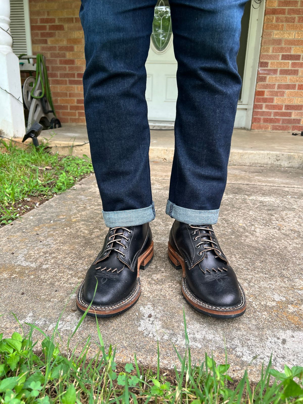 Photo by itsyaboisqueak on May 29, 2025 of the White's 375 in Horween Black Waxed Flesh.