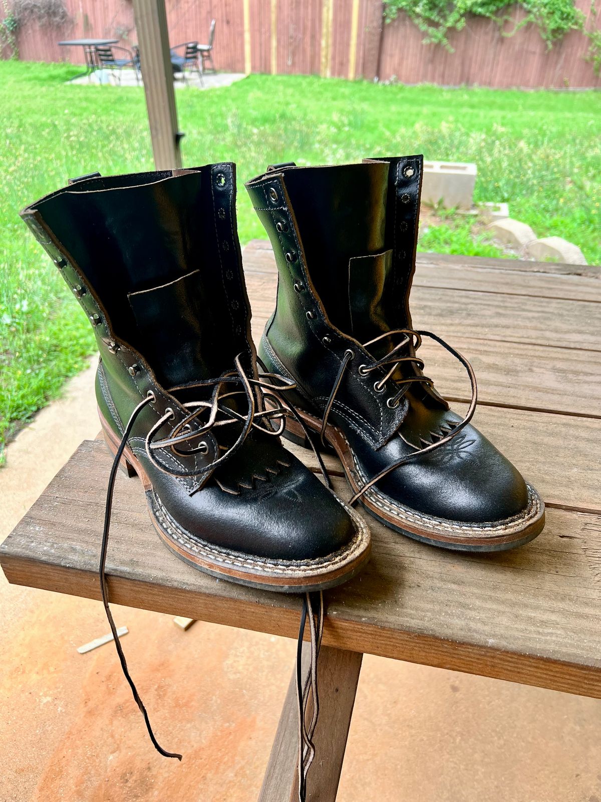 Photo by itsyaboisqueak on May 29, 2025 of the White's 375 in Horween Black Waxed Flesh.