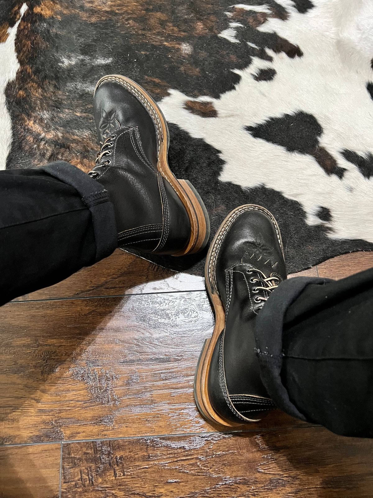 Photo by itsyaboisqueak on August 1, 2025 of the White's 375 in Horween Black Waxed Flesh.