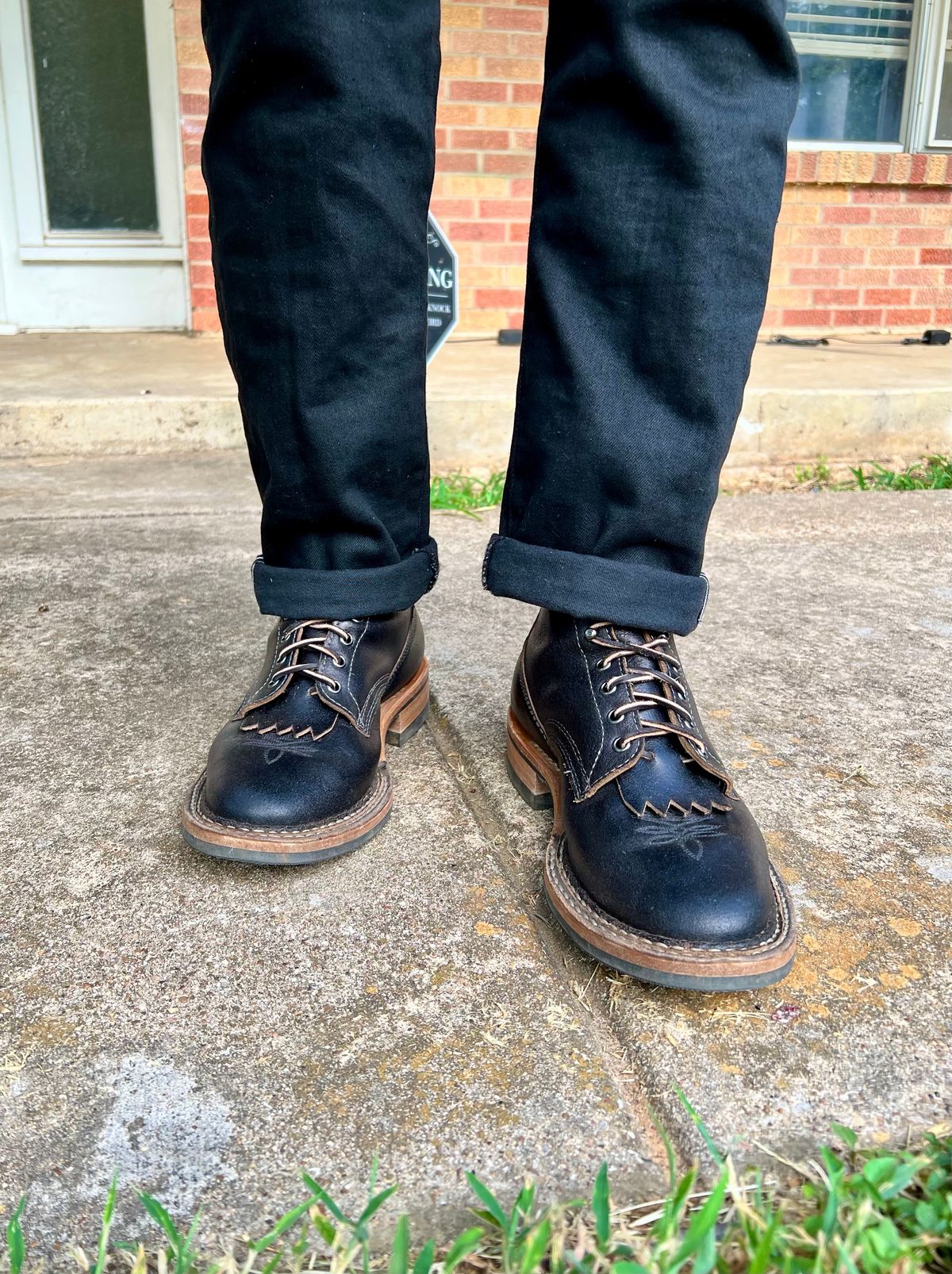 Photo by itsyaboisqueak on August 1, 2025 of the White's 375 in Horween Black Waxed Flesh.