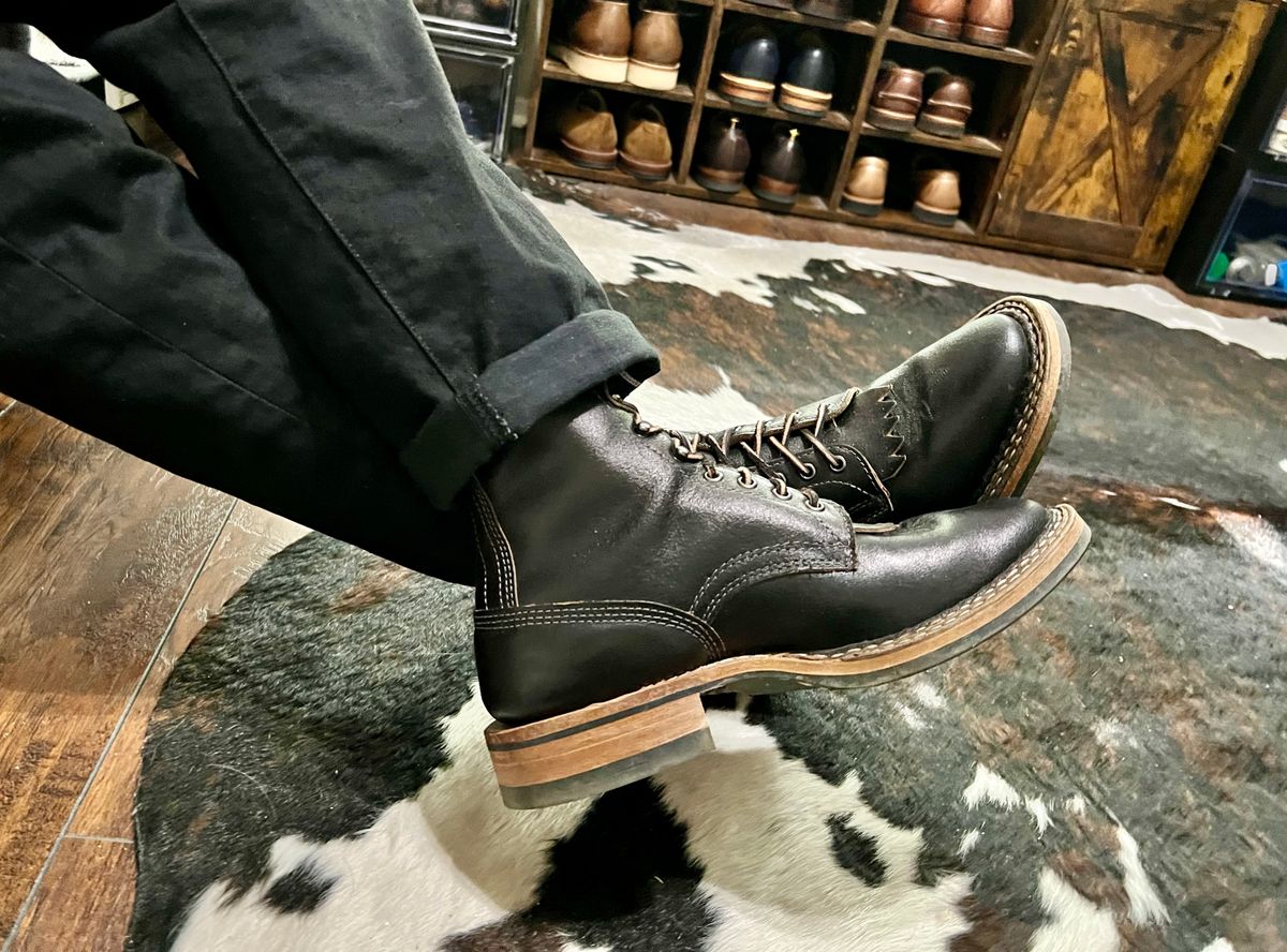 Photo by itsyaboisqueak on August 1, 2025 of the White's 375 in Horween Black Waxed Flesh.