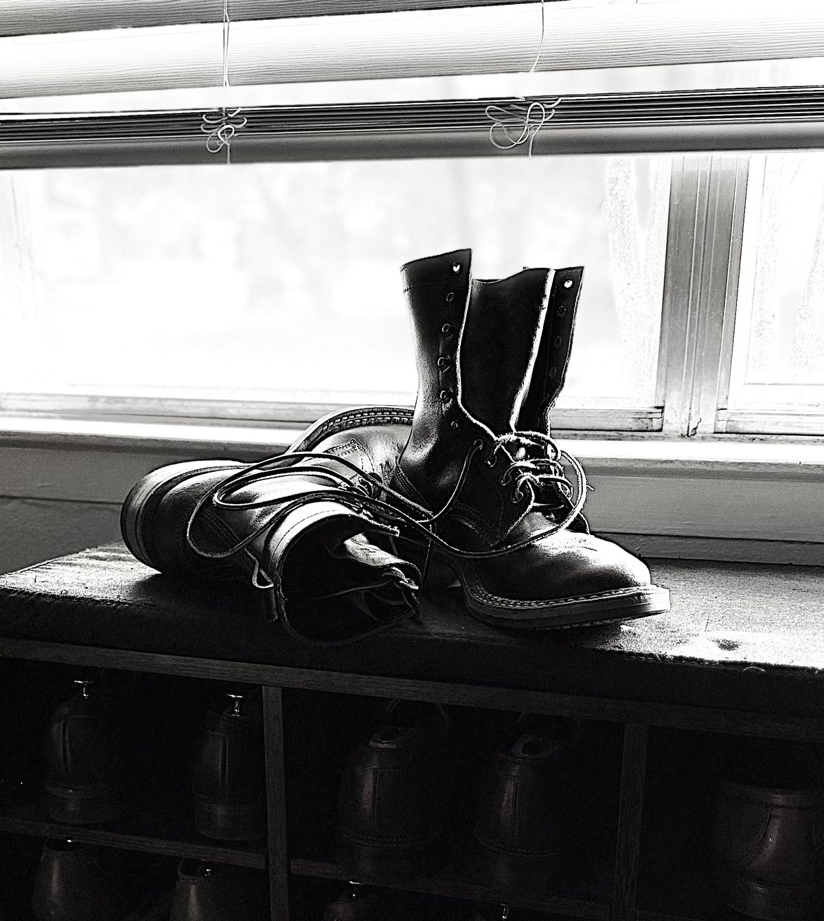 Photo by itsyaboisqueak on November 6, 2025 of the White's 375 in Horween Black Waxed Flesh.