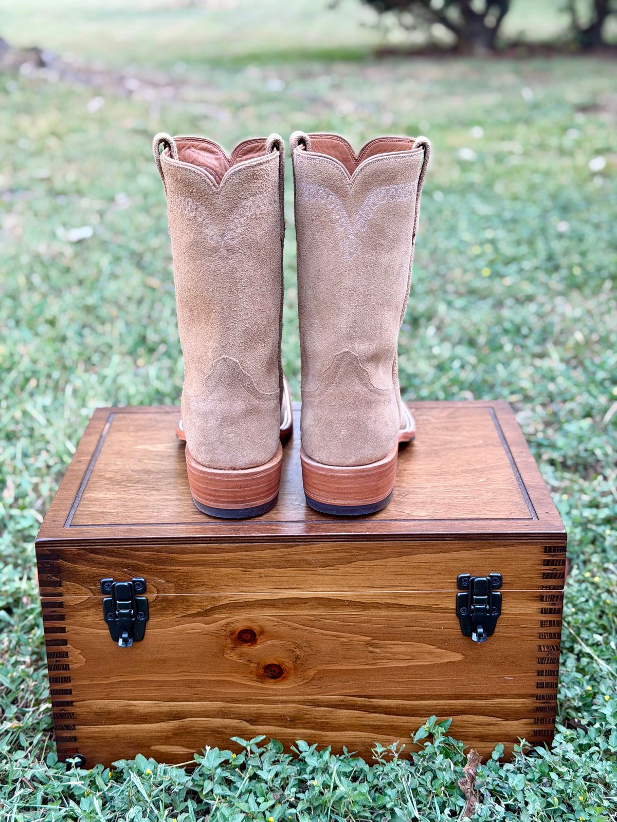 Photo by itsyaboisqueak on October 1, 2025 of the Rios of Mercedes Cowboy Boots in Horween Marine Field Roughout.