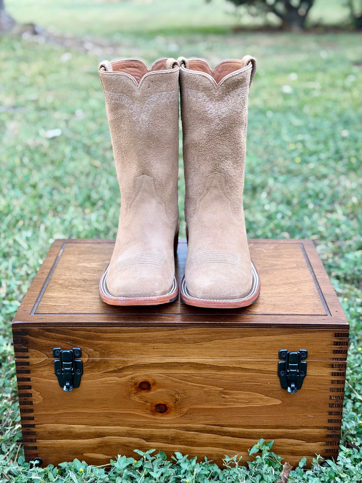 Photo by itsyaboisqueak on October 1, 2025 of the Rios of Mercedes Cowboy Boots in Horween Marine Field Roughout.