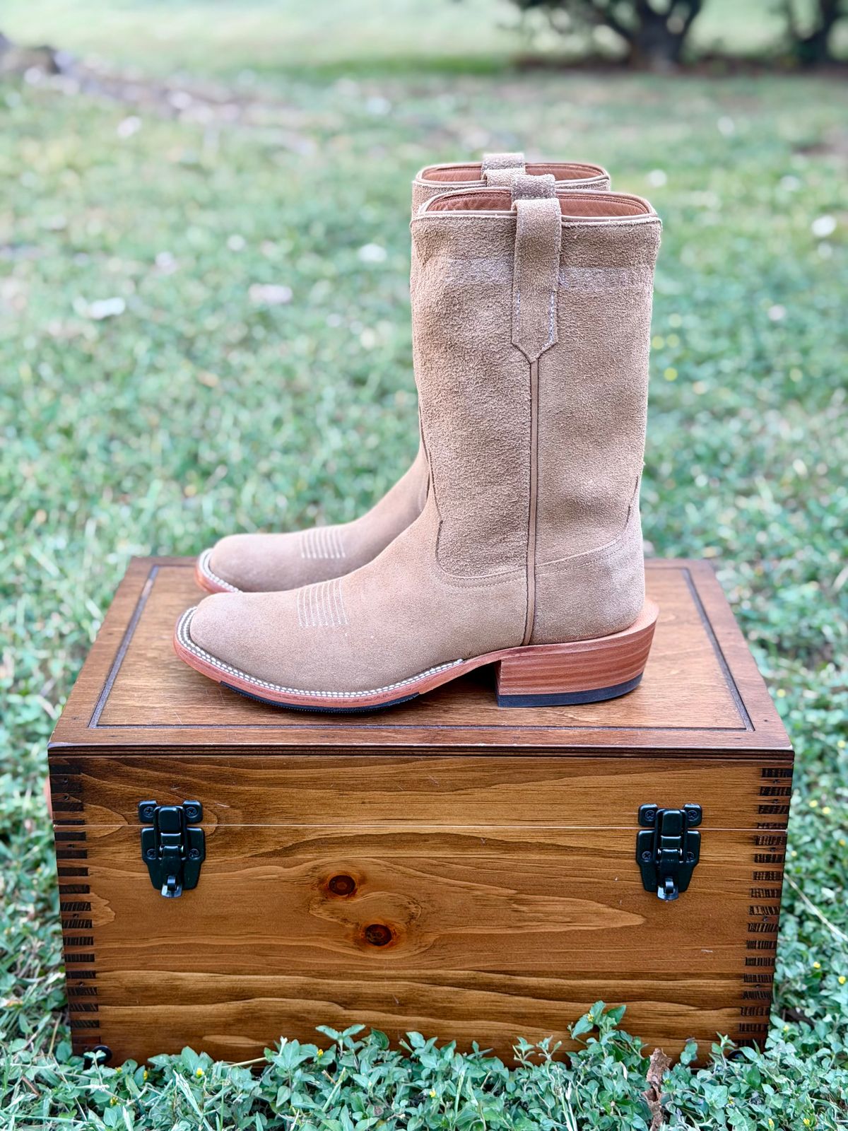 Photo by itsyaboisqueak on October 1, 2025 of the Rios of Mercedes Cowboy Boots in Horween Marine Field Roughout.