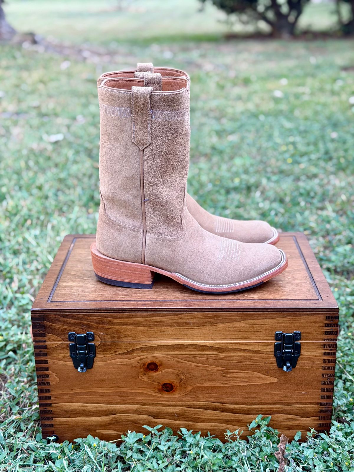 Photo by itsyaboisqueak on October 1, 2025 of the Rios of Mercedes Cowboy Boots in Horween Marine Field Roughout.