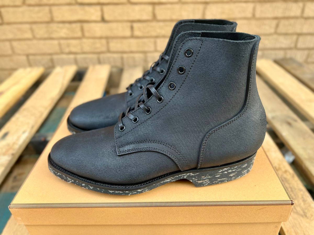 Photo by itsyaboisqueak on October 13, 2024 of the Clinch Yeager Boots in Black Gustave Roughout Cowhide.