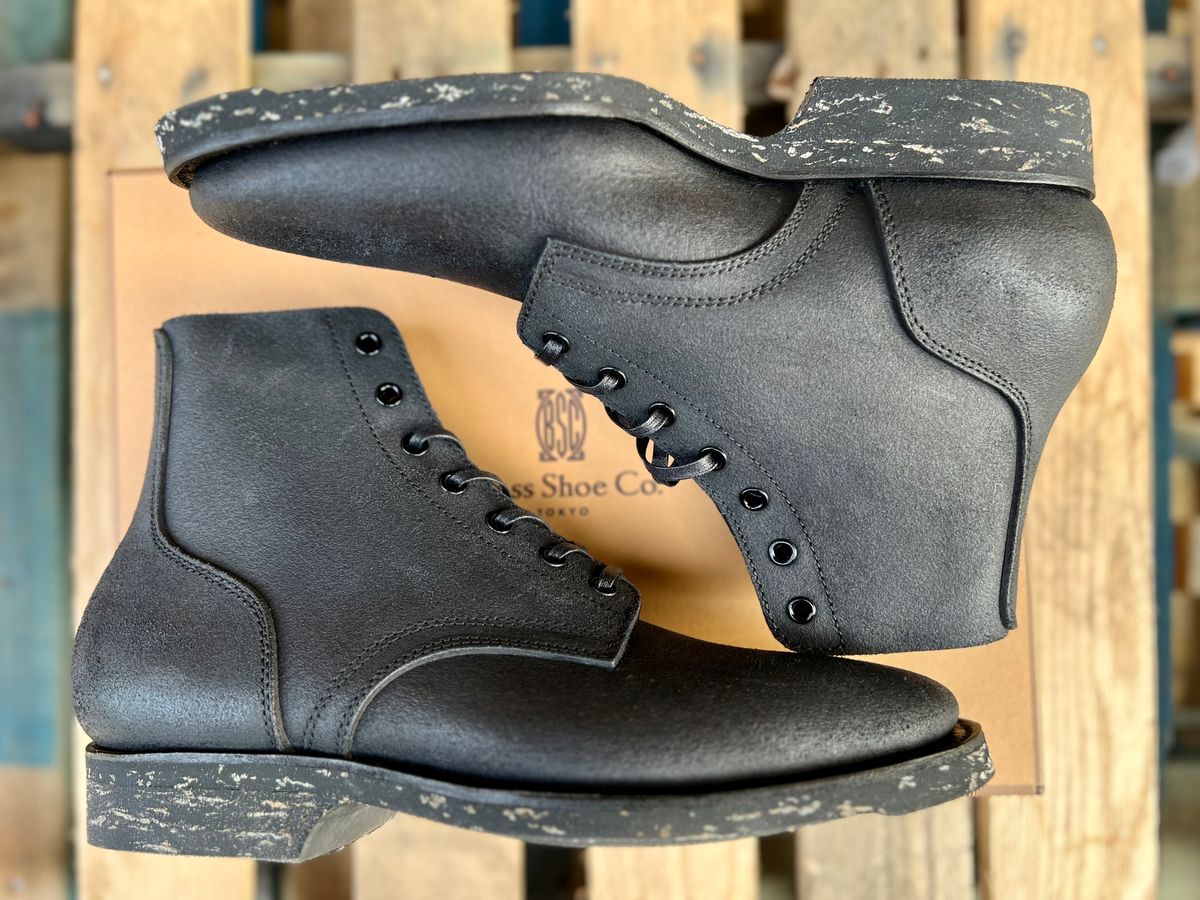 Photo by itsyaboisqueak on October 13, 2024 of the Clinch Yeager Boots in Black Gustave Roughout Cowhide.