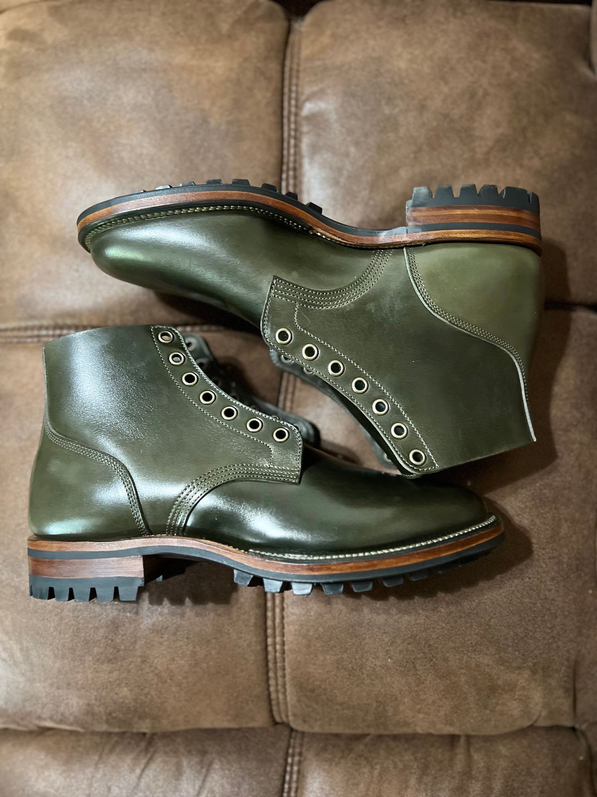 Photo by itsyaboisqueak on September 20, 2023 of the Viberg Boondocker in Maryam Olive TPR Horsebutt.