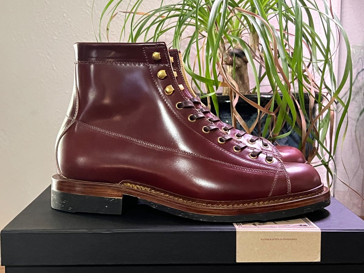 Photo by itsyaboisqueak on August 26, 2024 of the Sagara Cordmaster in Rocado Burgundy Shell Cordovan.