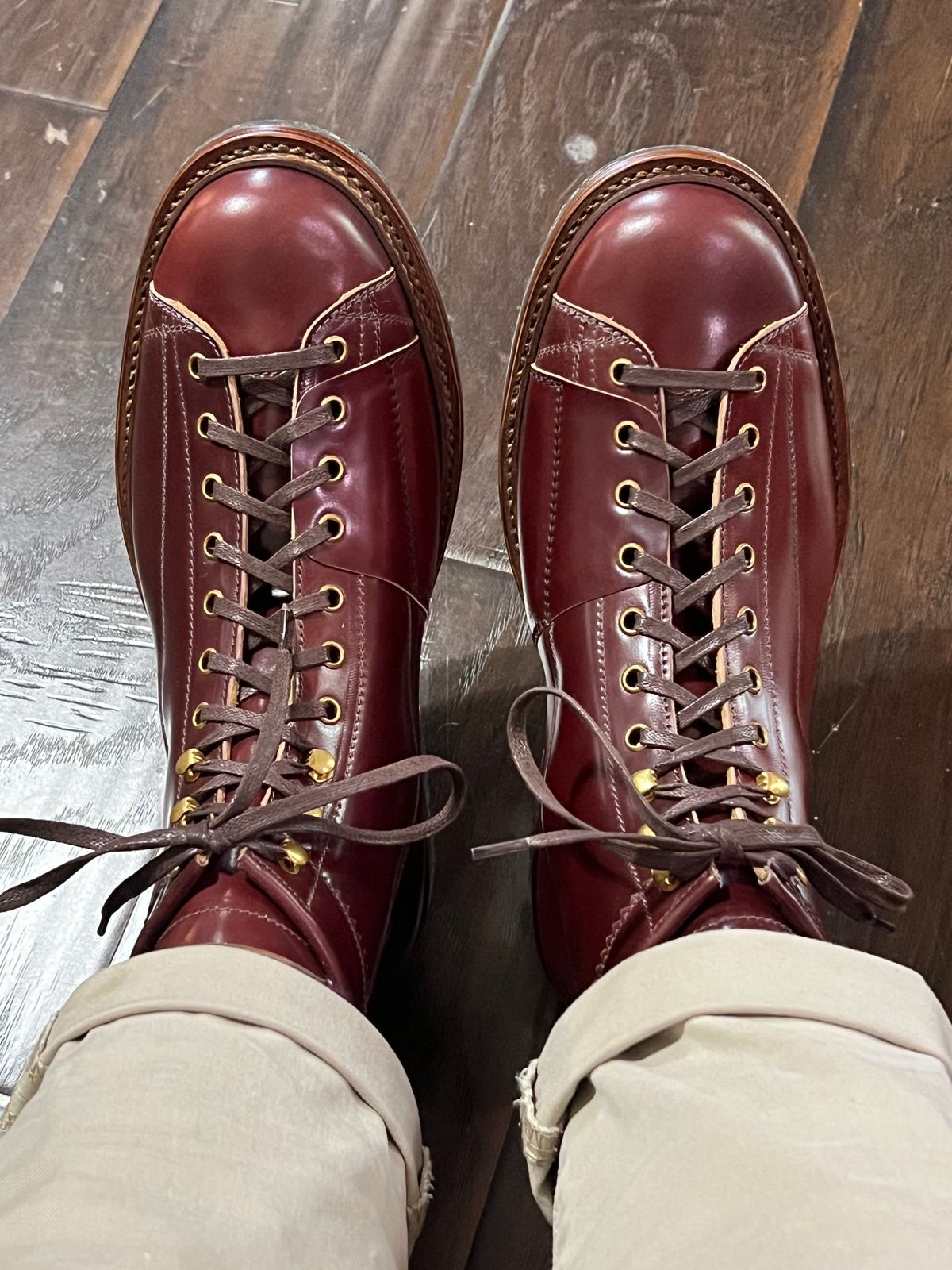 Photo by itsyaboisqueak on August 26, 2024 of the Sagara Cordmaster in Rocado Burgundy Shell Cordovan.