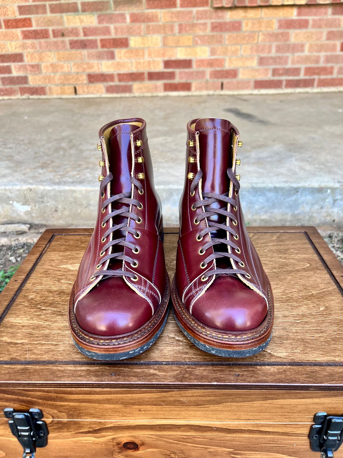 Photo by itsyaboisqueak on October 2, 2024 of the Sagara Cordmaster in Rocado Burgundy Shell Cordovan.