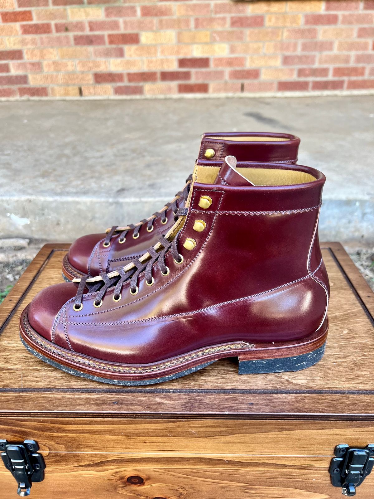 Photo by itsyaboisqueak on October 2, 2024 of the Sagara Cordmaster in Rocado Burgundy Shell Cordovan.