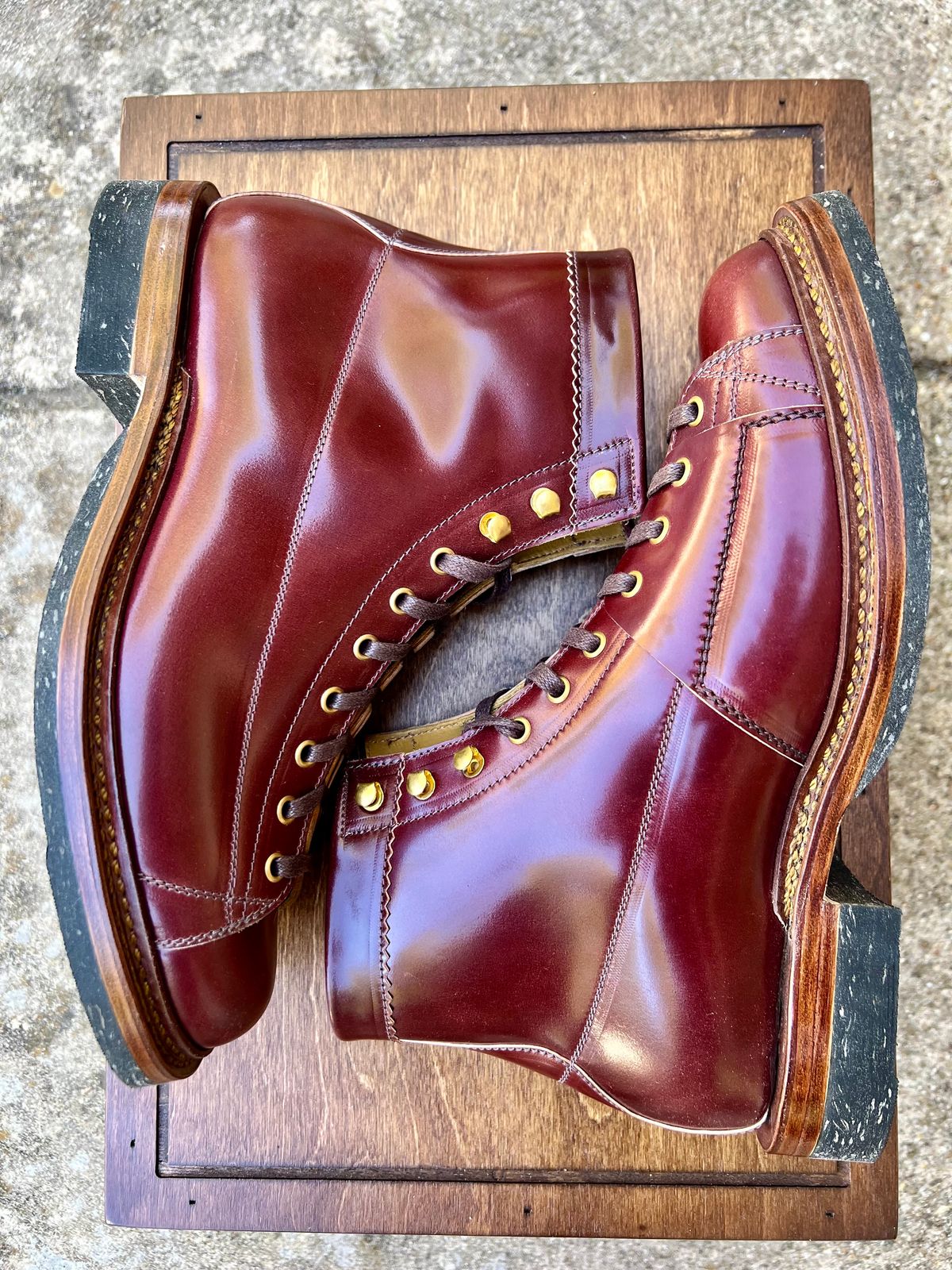 Photo by itsyaboisqueak on October 2, 2024 of the Sagara Cordmaster in Rocado Burgundy Shell Cordovan.