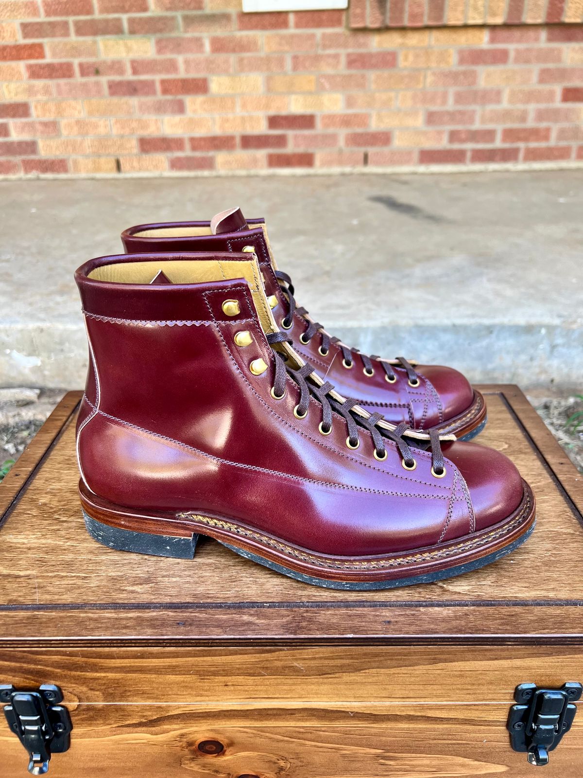 Photo by itsyaboisqueak on October 2, 2024 of the Sagara Cordmaster in Rocado Burgundy Shell Cordovan.