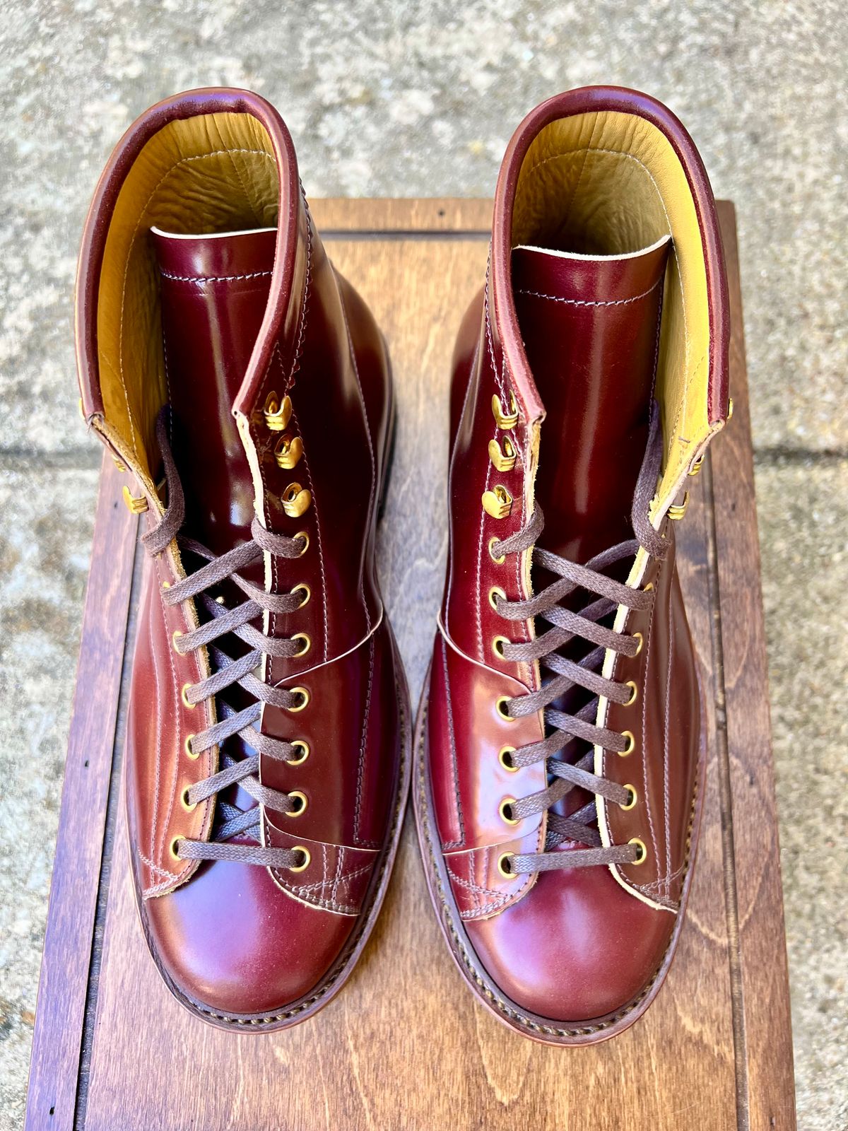 Photo by itsyaboisqueak on October 2, 2024 of the Sagara Cordmaster in Rocado Burgundy Shell Cordovan.