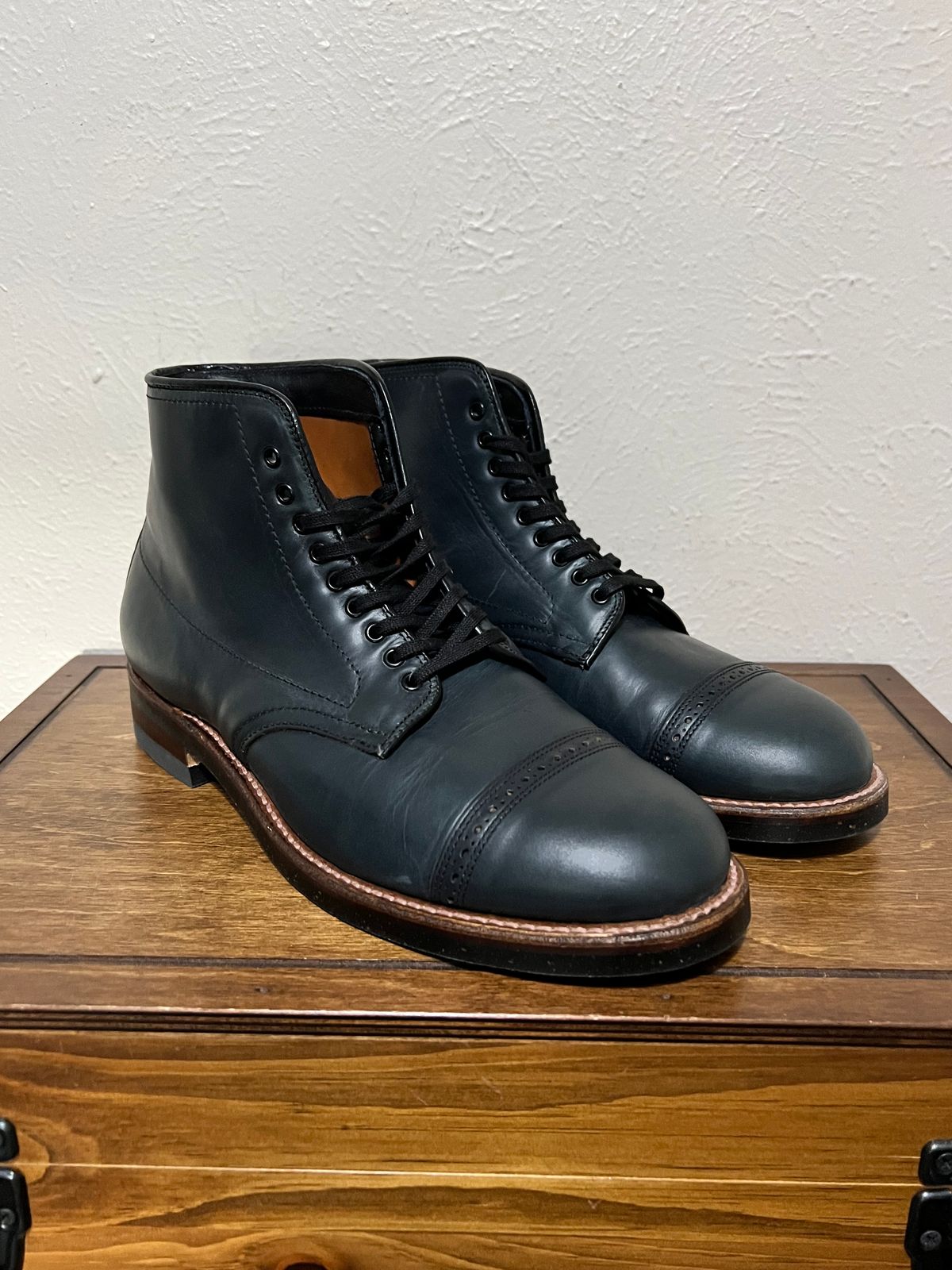 Photo by itsyaboisqueak on May 21, 2025 of the Alden Jumper Boot in Horween Navy Chromexcel.